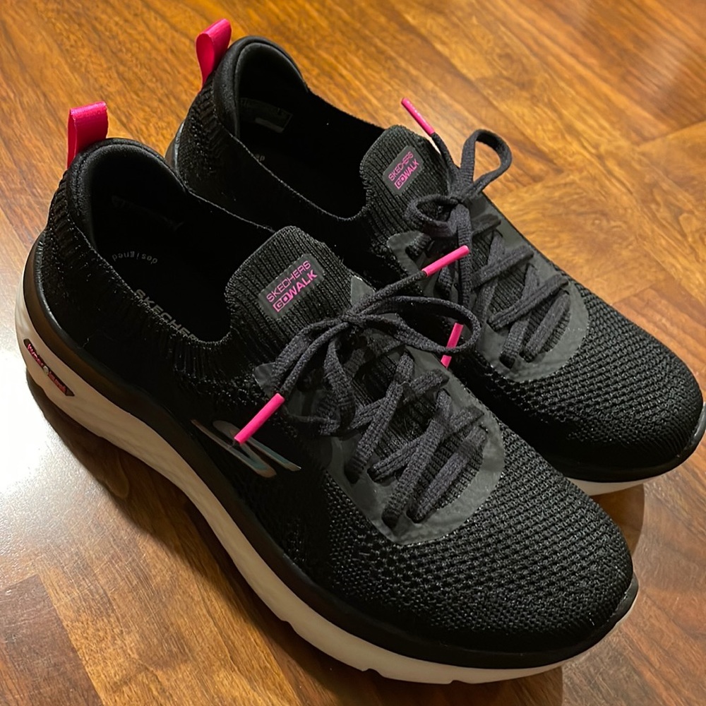 SKECHERS GOWALK HYPER BURST - MOON WALKING - LADIES' 7.5 - BLACK W PINK ACCENTS